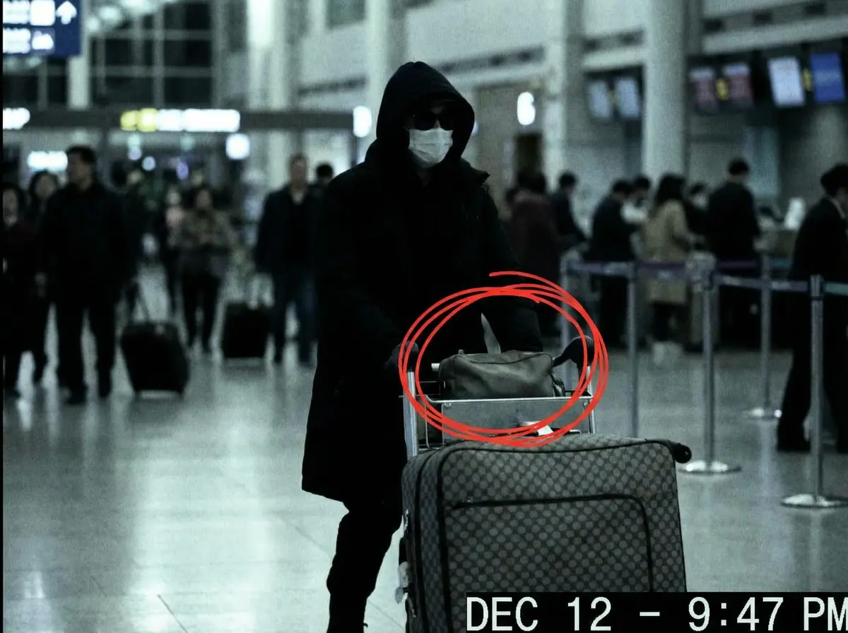 每日吃瓜大赛 机场偷拍 - 神秘礼物袋引发猜测